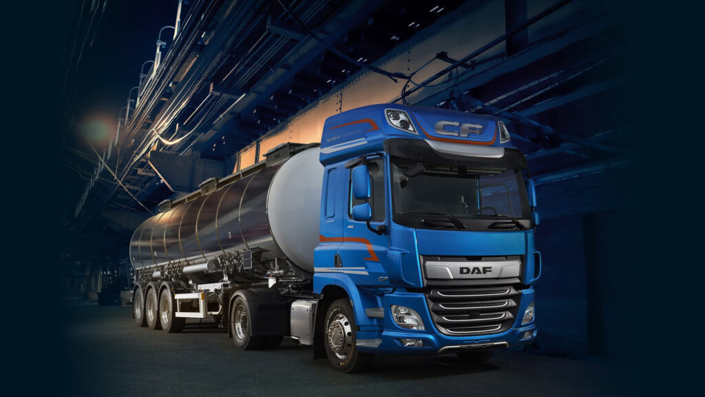 DAF CF -vetoauto ja säiliöperävaunu