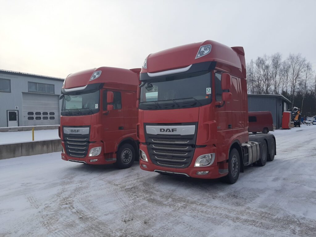 Kaksi DAF XF -vetoautoa Wihelän Konepajan pihassa