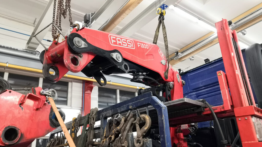 FASSI F1300 -nosturi nostettuna huoltoon