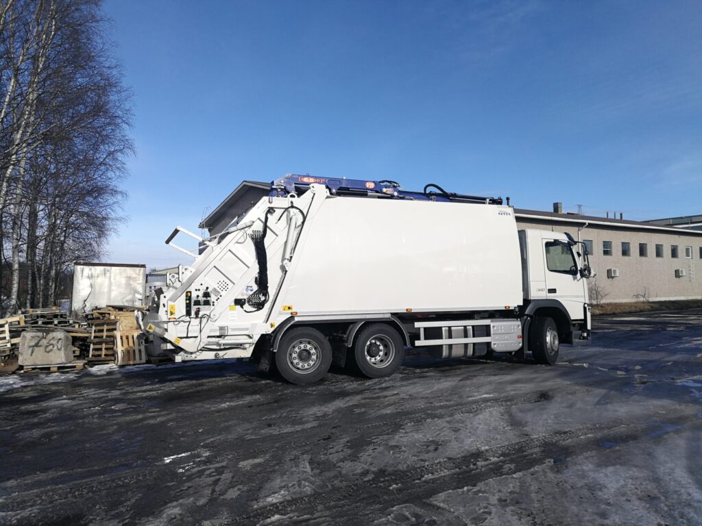 NTM-jätepakkaaja pihalla Oulussa